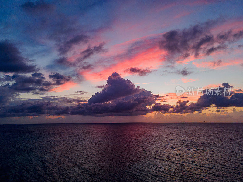 海上五彩缤纷的日出和美丽的云景