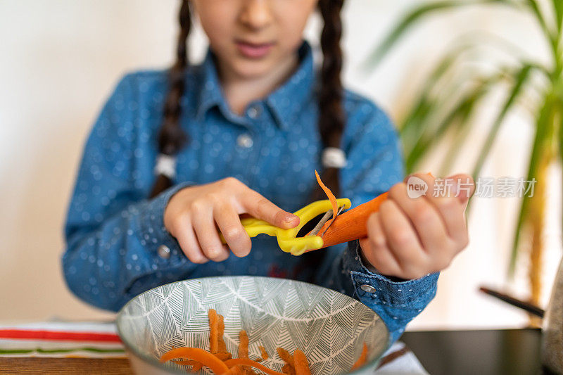女孩在家里削胡萝卜做沙拉