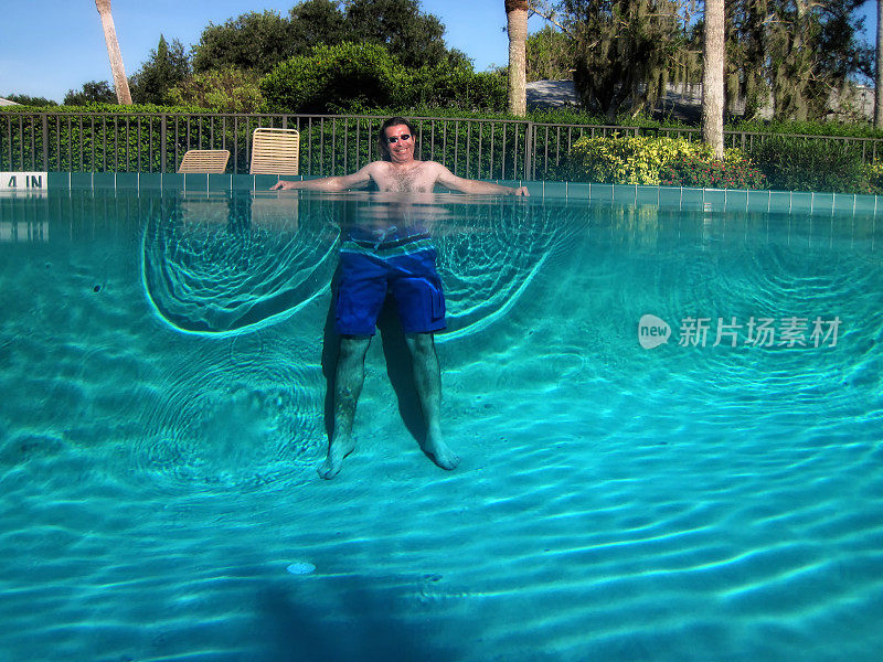 部分水下观夏季游泳池乐趣和中年男子