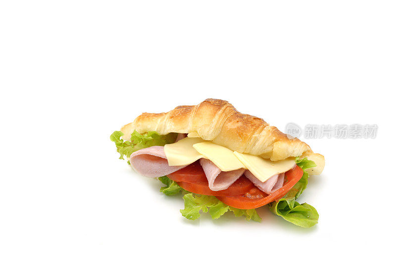 白色背景的火腿芝士牛角面包配切片西红柿和沙拉。