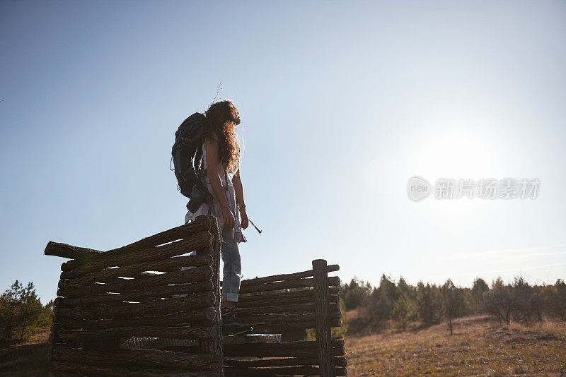 年轻的背包客徒步穿越砂岩山谷