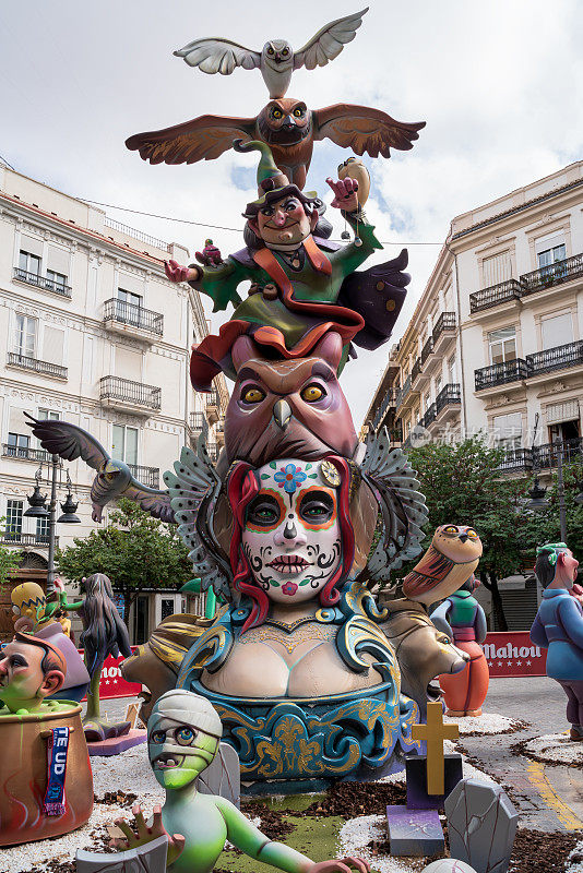 在西班牙巴伦西亚，巫师、卡特里娜飓风和猫头鹰的纸制小雕像正在庆祝法拉斯国家节日