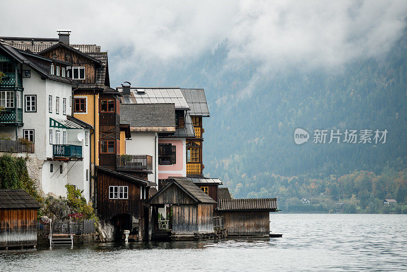 哈尔斯塔特村和哈尔斯塔特湖，奥地利，秋天