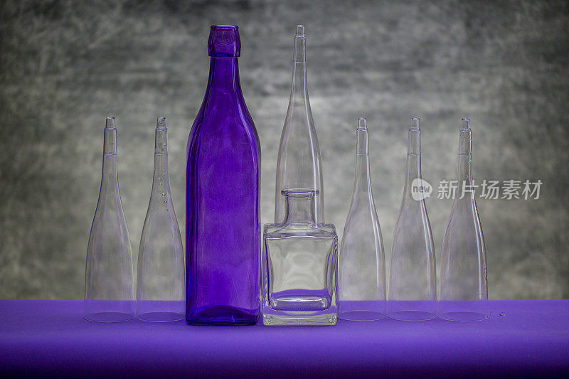 静物画和玻璃器皿放在紫色的桌子上