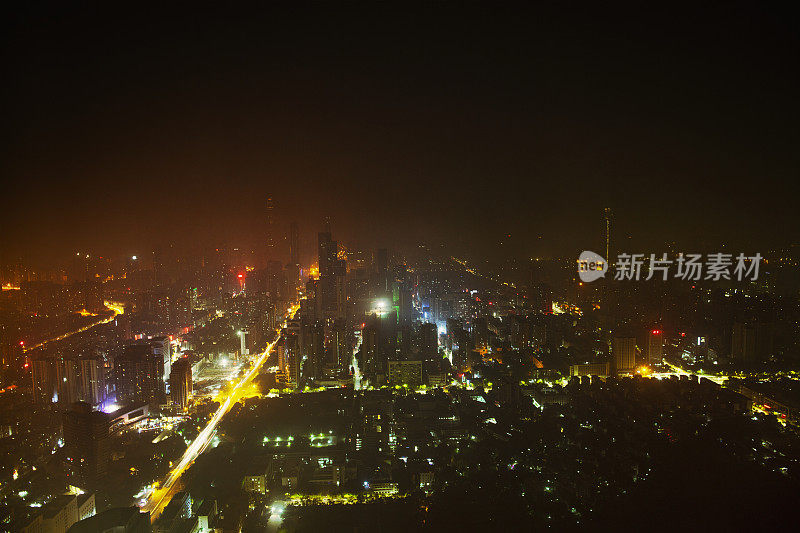 夜景繁忙的街道在城市中心，空气质量差雾