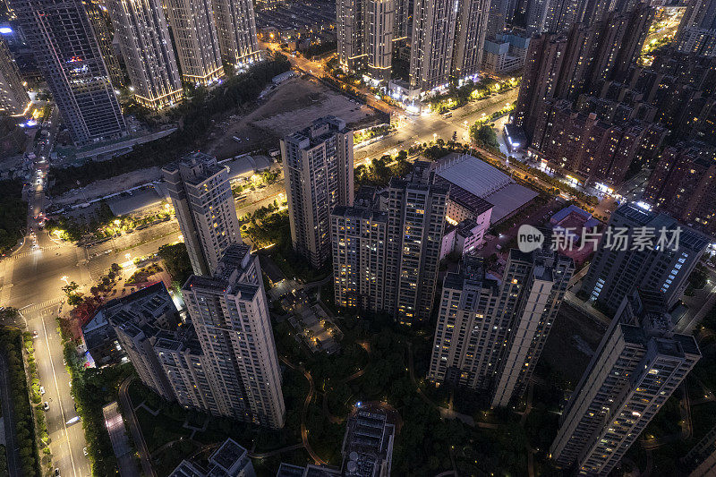 霓虹灯和车流在夕阳的照耀下穿过城市的街道