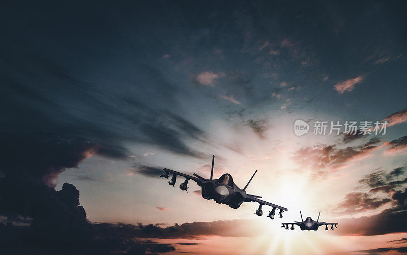 喷气式战斗机在云层上空飞行。