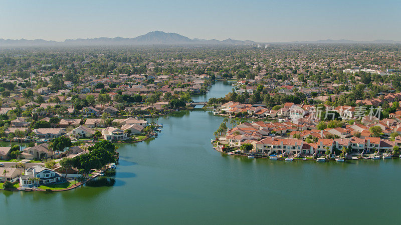 亚利桑那州吉尔伯特人工湖上的房屋开发鸟瞰图