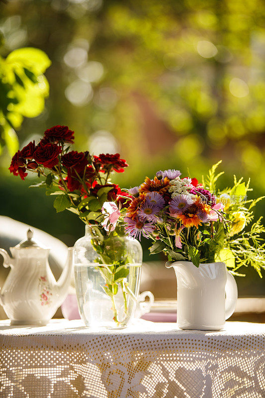 桌上摆着几束花，用来装饰下午茶