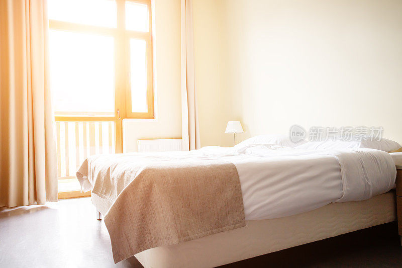床在酒店靠窗和阳台的房间里