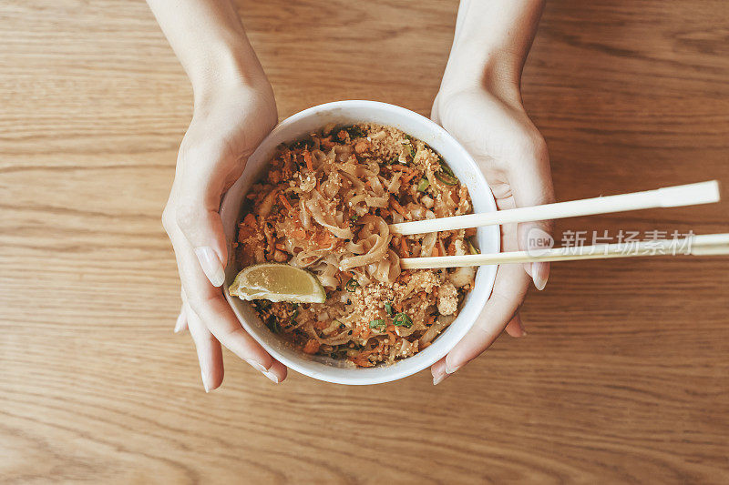 泰式面泰式碗底。传统的虾仁海鲜米粉。亚洲食品的概念。