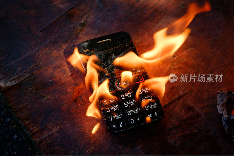 手机放在桌子上，燃烧着明亮的火焰