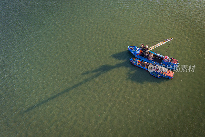 无人机拍摄下龙湾的重型物流货船