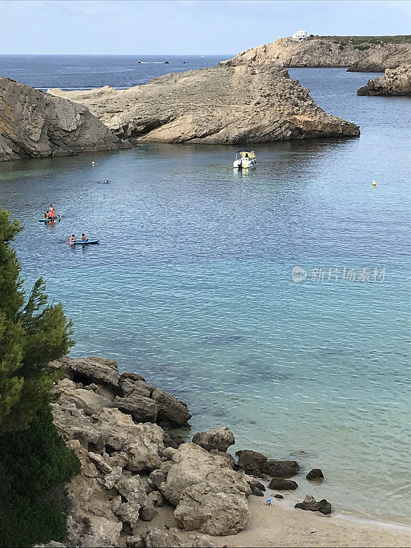 西班牙-米诺卡-阿雷纳尔德恩城堡村和海滩