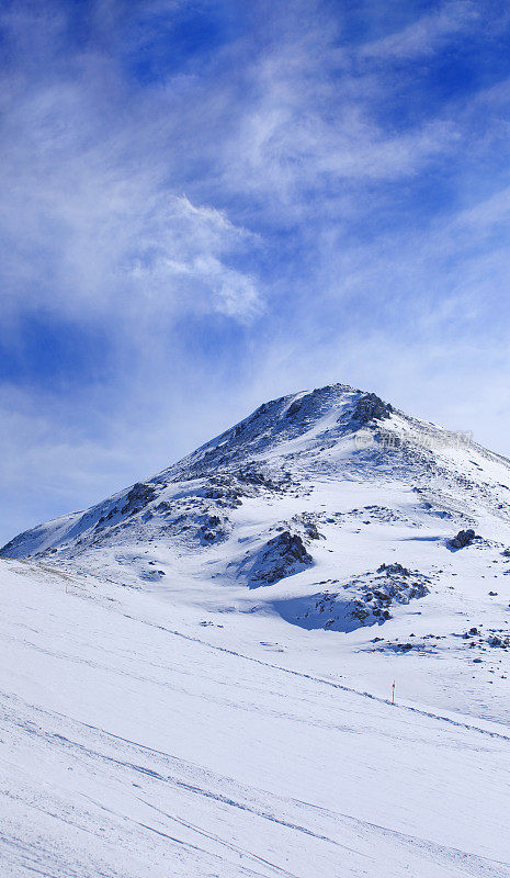 完美的滑雪场。山顶的高山景观。意大利阿尔卑斯山滑雪场。滑雪胜地Livigno。意大利、欧洲。