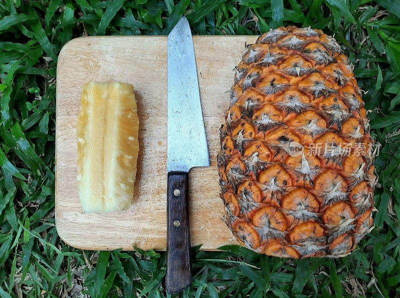 菠萝果皮削切-食品制备。
