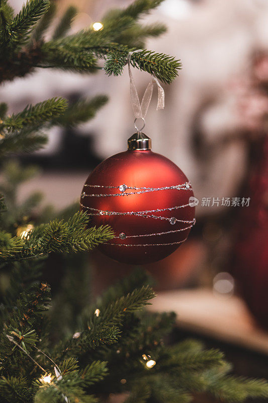 新年的美丽背景与圣诞树和饰品与光焦