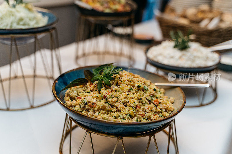 素食东方蒸粗麦粉沙拉盛在一个漂亮的碗里