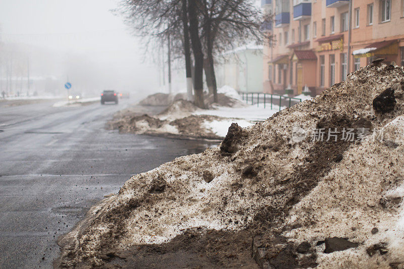 路边。肮脏的积雪。污染