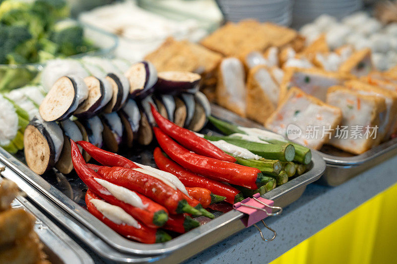 在大排档上展示的客家中餐，由豆腐和肉末或鱼酱制成