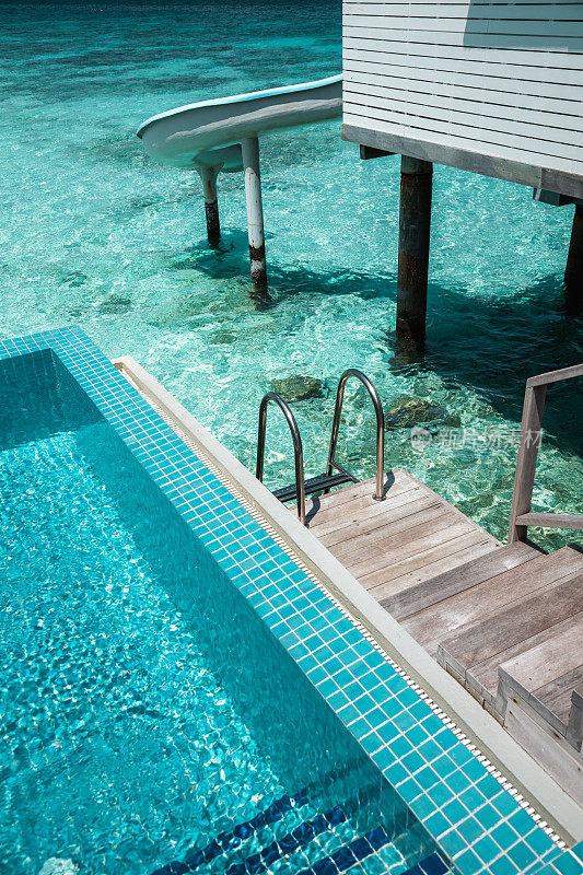 马尔代夫水上别墅平房，带游泳池和阶梯，可到达绿松石泻湖游泳