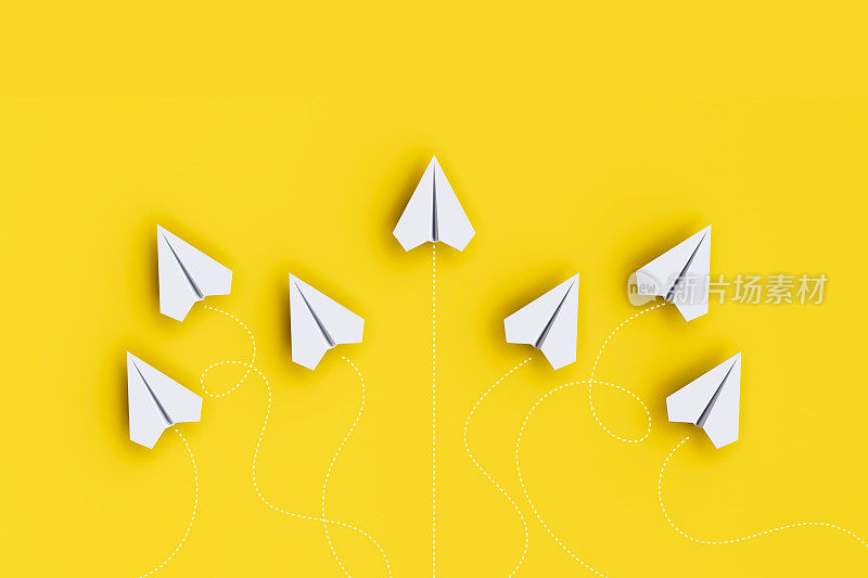 纸飞机上一条线和一条是领导，黄色背景隔离，概念团队合作，领导和管理。