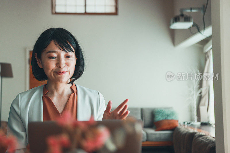 中年女性高管参加在线会议