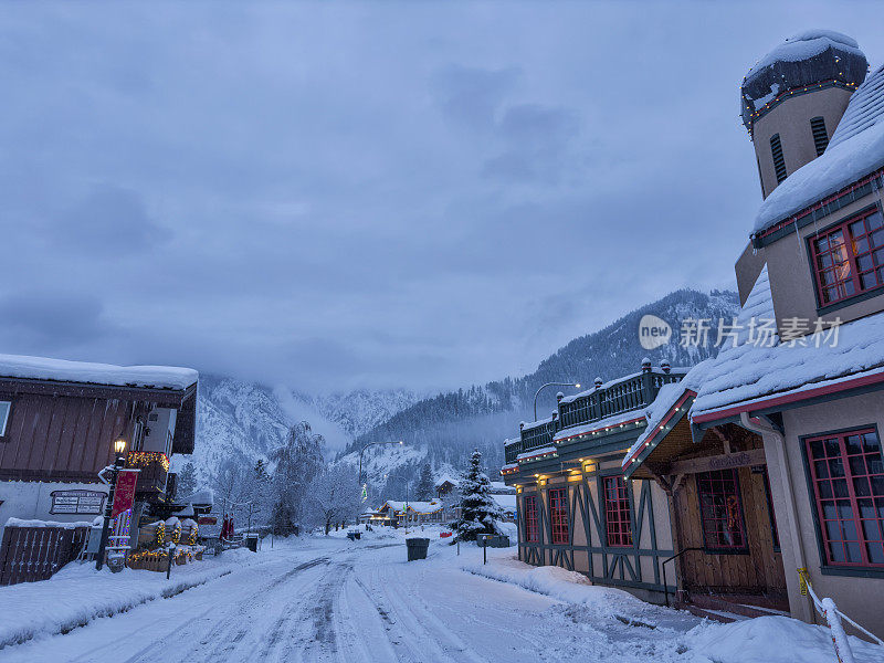 美国华盛顿州莱文沃斯镇下雪的早晨