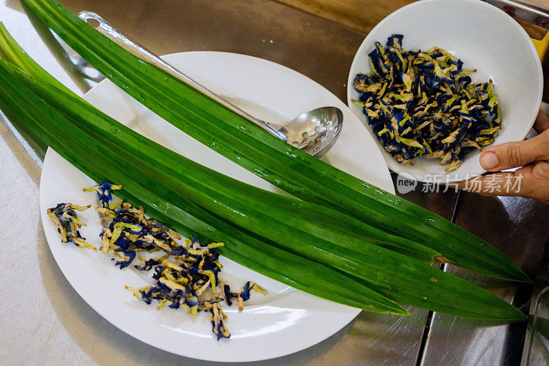 马来西亚传统甜品烹饪课程，由当地女厨师教练和混血外籍人士参加