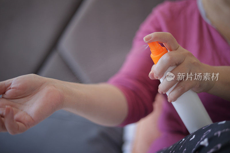 一名成年妇女正在使用喷雾剂作为激素替代疗法