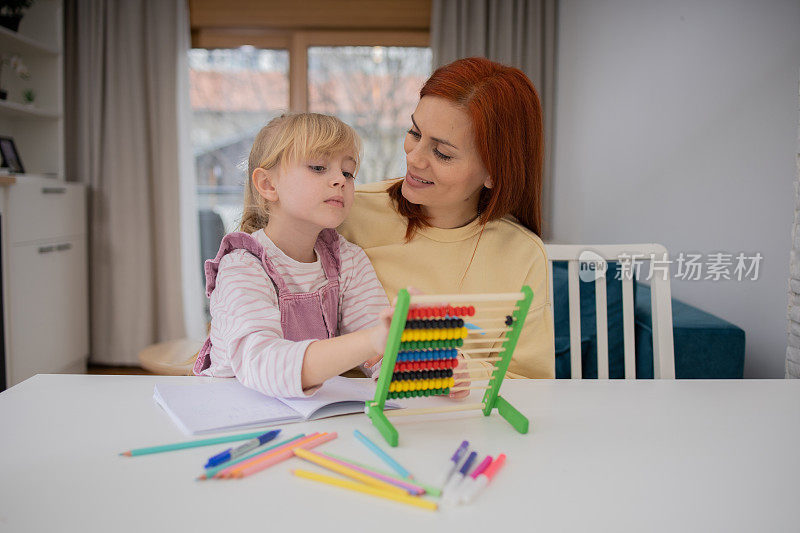 母亲在家帮助女儿写作业
