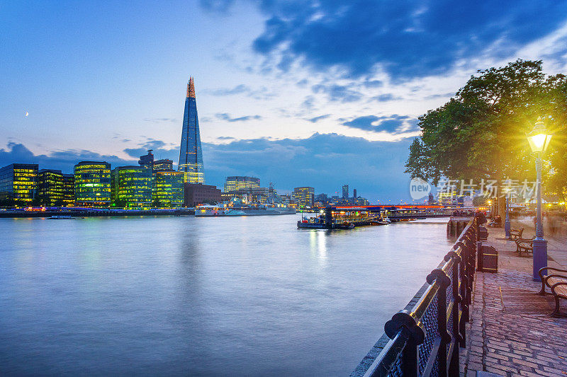 黄昏时分的伦敦城市景观，背景是泰晤士河和碎片大厦