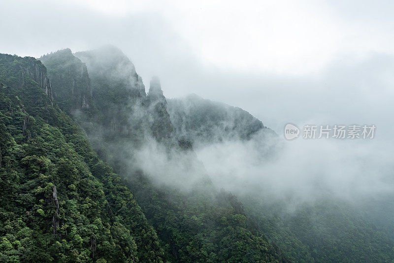 云雾笼罩着群山