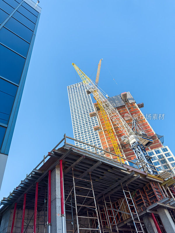 用起重机建造建筑物