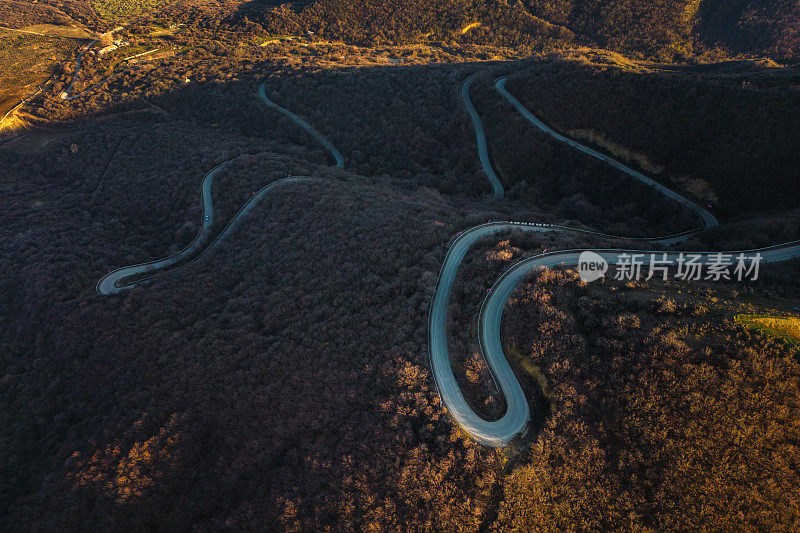 山中蜿蜒道路的鸟瞰图