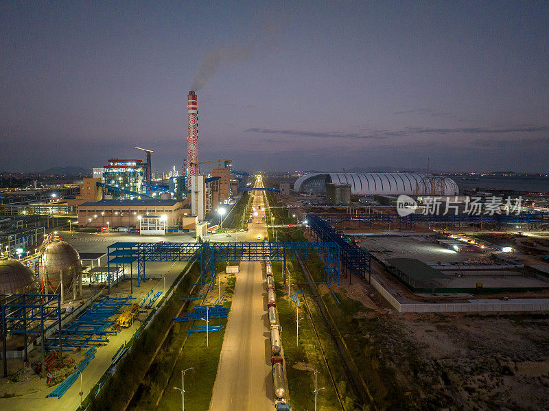 黄昏光照下的液化天然气厂工业建筑和设备