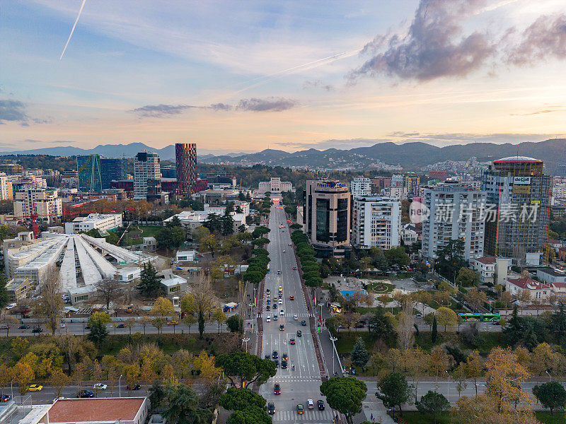 地拉那大道自无人机，阿尔巴尼亚首都