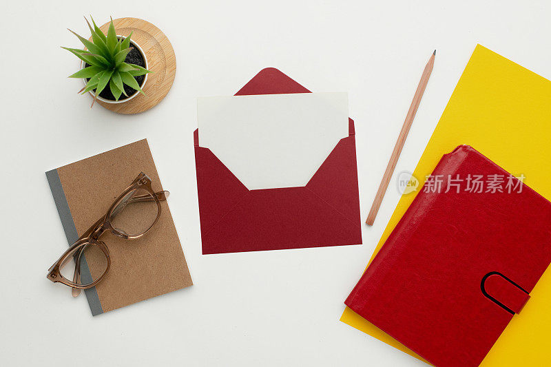 办公用品平铺-彩色信封与纸和其他一般办公用品