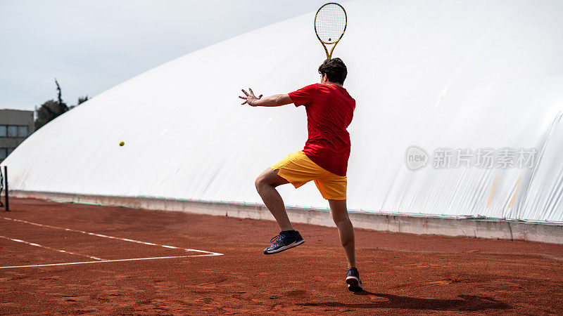 男子网球运动员正手拍下的网球是空中水平网球的画面