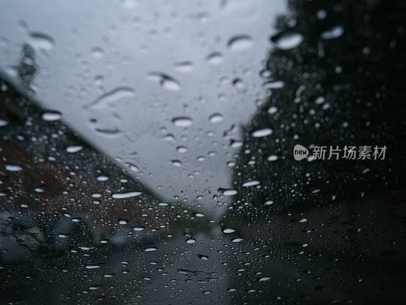 雨滴落在汽车上