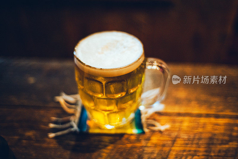 冰镇啤酒杯。