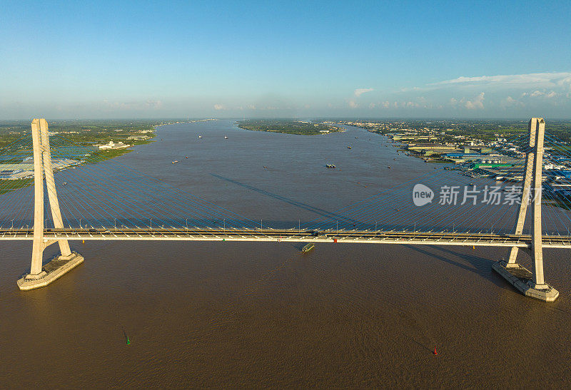 万长桥横跨安江省和同塔省的豪河