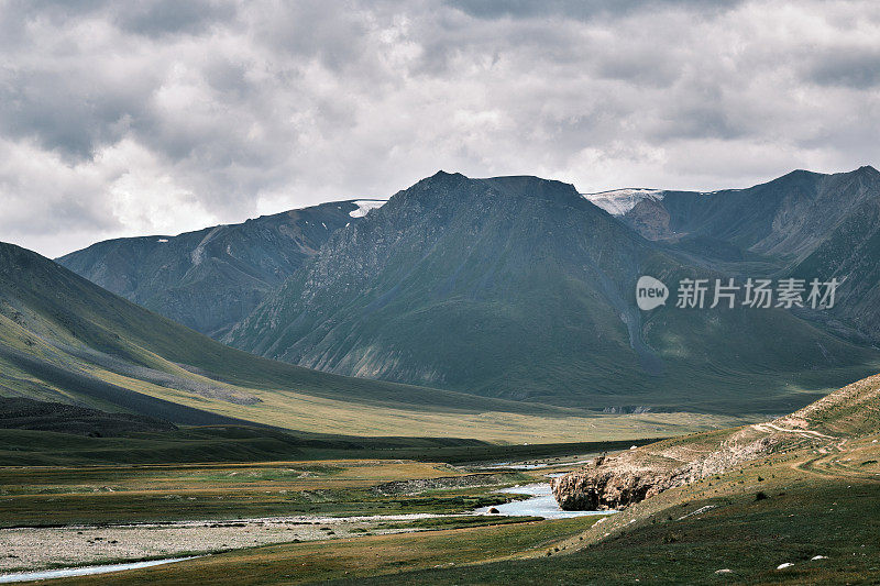 夏季的河谷山