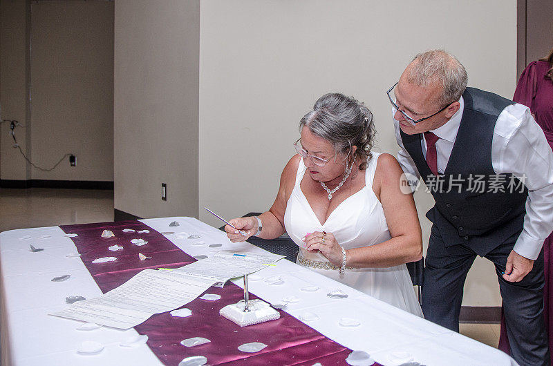 新娘签署正式的婚礼文件