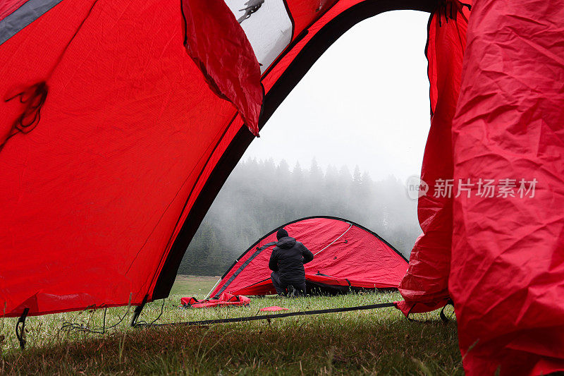 一个人在山上搭帐篷露营