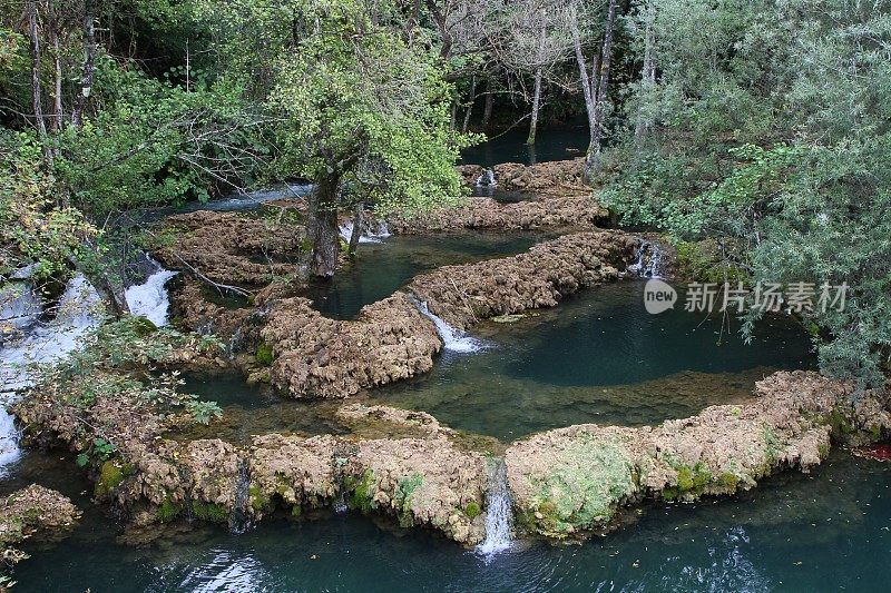 乌纳国家公园的石灰华岩层