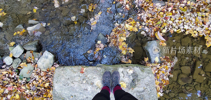 秋天在宾夕法尼亚州阿勒格尼国家森林徒步旅行的女人的靴子