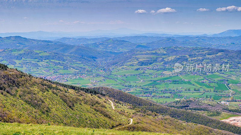 意大利中部翁布里亚山区绿色山谷的暗示性景观
