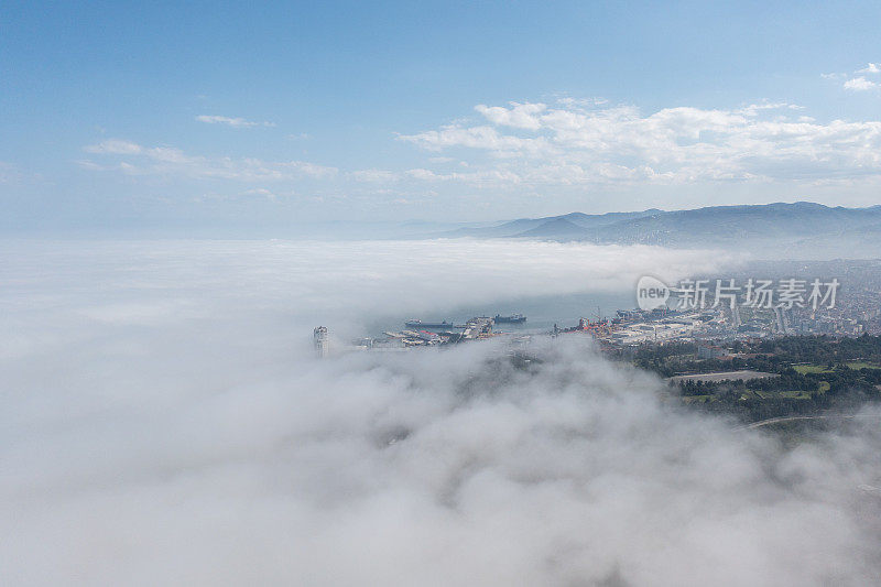 从三星市看，被海雾覆盖的海洋城市
