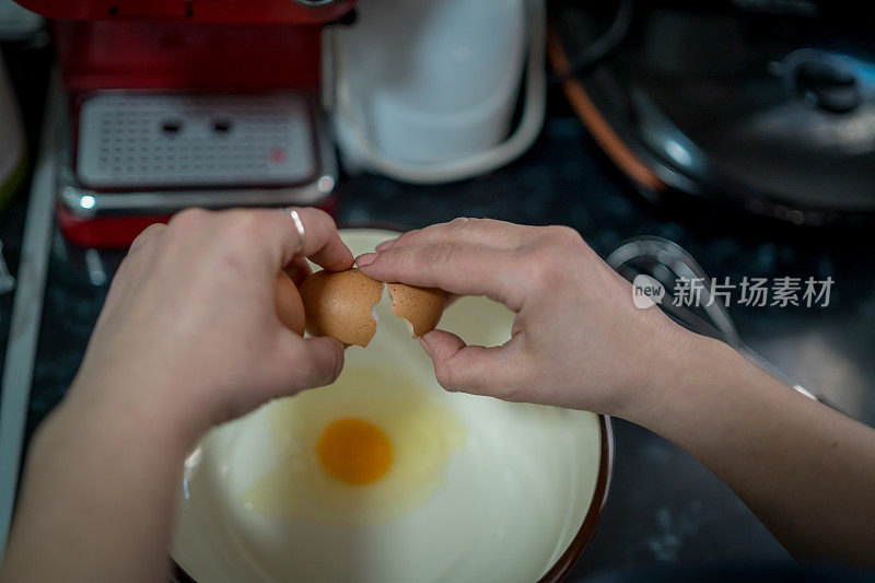 女子打生鸡蛋